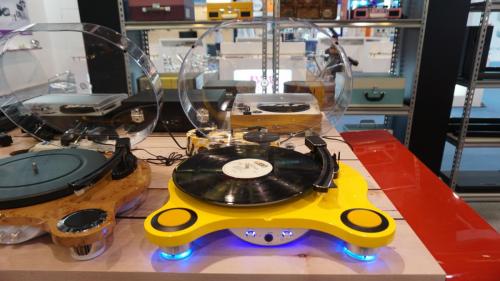 Metal turntable with speaker